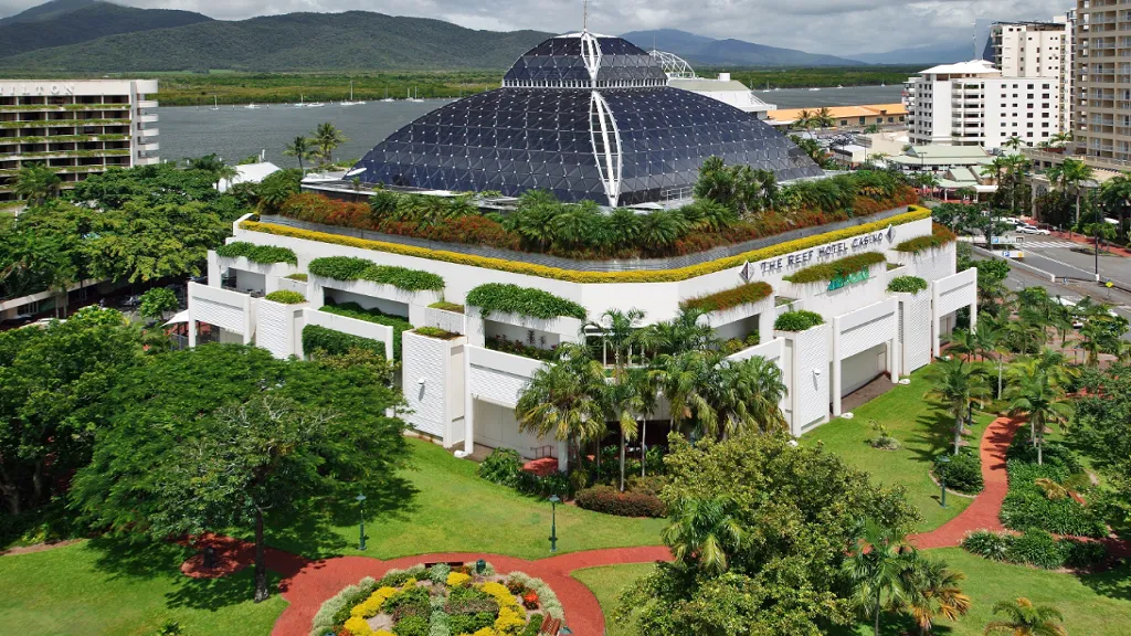 케언즈의 보석, 더 리프 호텔 카지노(The Reef Hotel Casino)