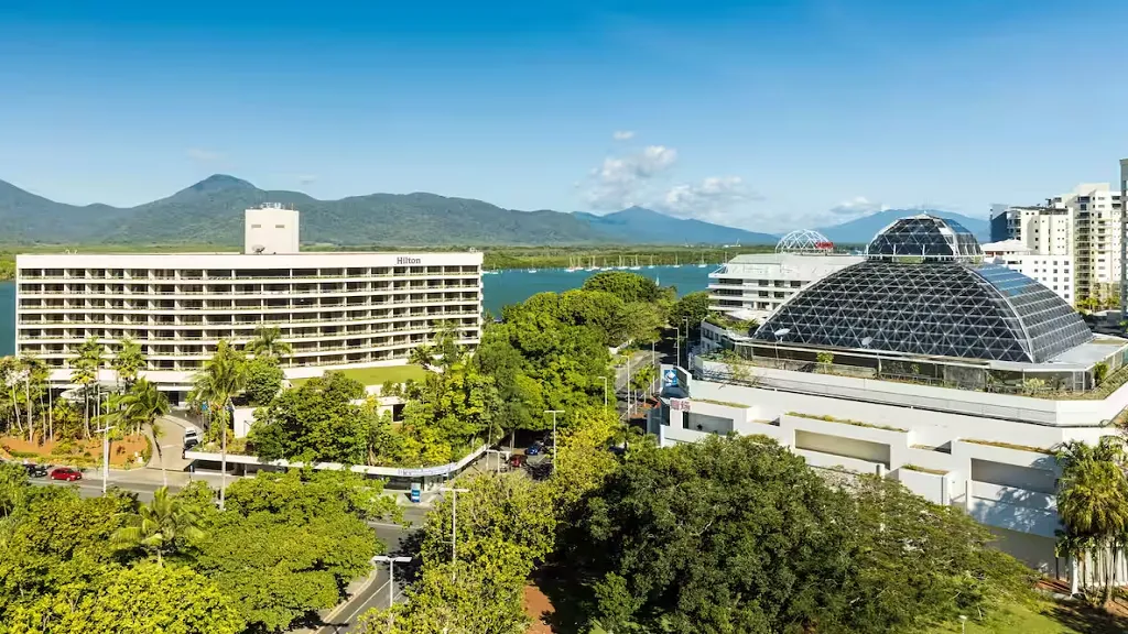 최적의 위치와 자연을 품은 럭셔리 객실