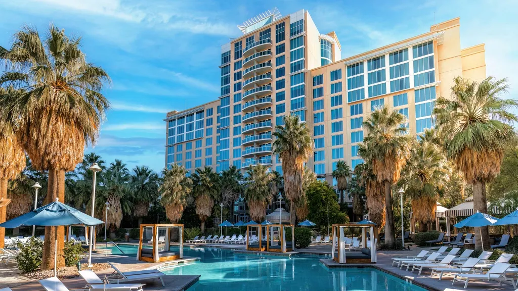 캘리포니아 팜스프링스의 럭셔리 오아시스, 아구아 칼리엔테 카지노 리조트 스파