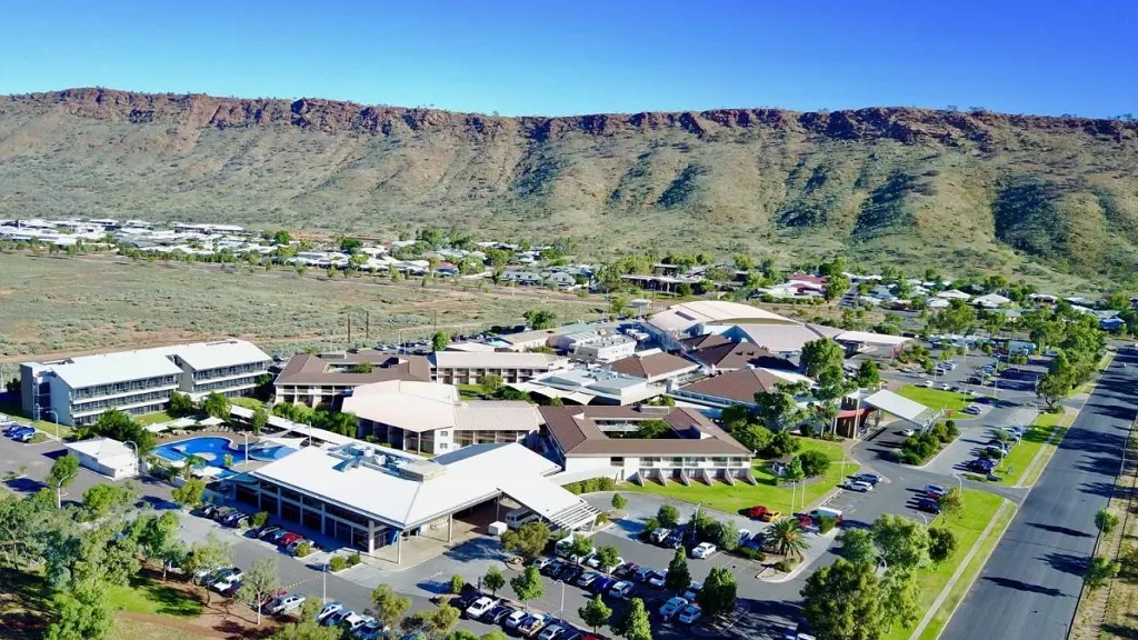 호주 앨리스 스프링스의 붉은 사막 속 오아시스, 래서터스 호텔 카지노