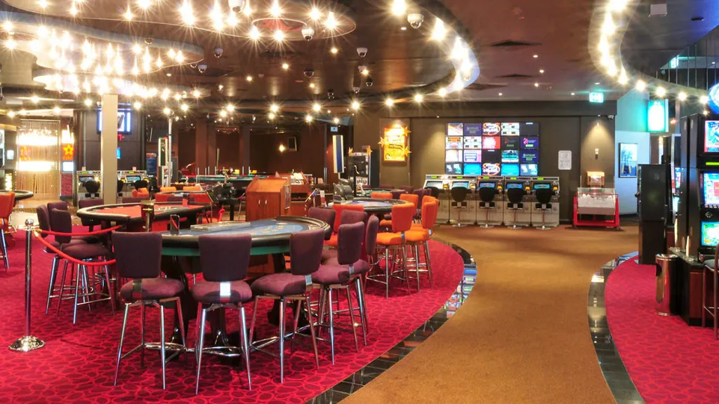 역사와 개요 - 사막의 랜드마크에서 글로벌 리조트로