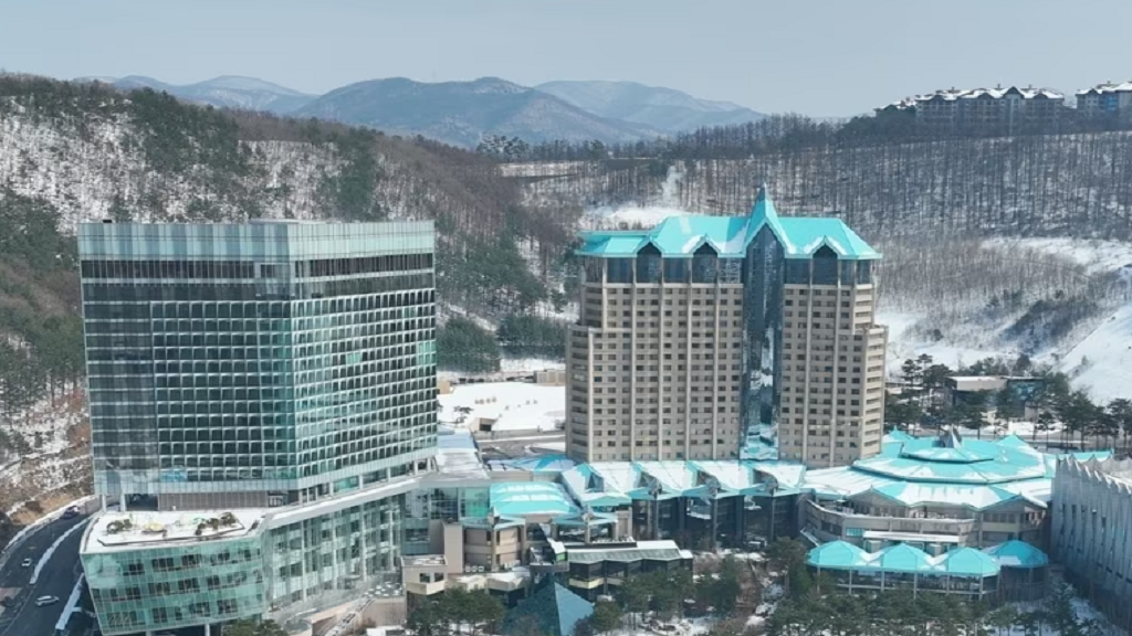 체질 개선 나선 강원랜드, 규제 완화와 AI 혁신으로 '2028 퀀텀 점프' 노린다